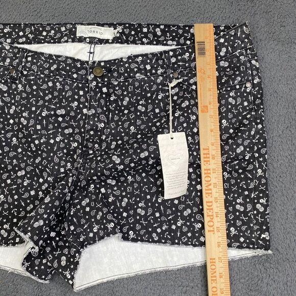 Torrid Shorts Womens 26 Black White Skull Print Denim 3.5" High Rise Raw Hem - Picture 10 of 11